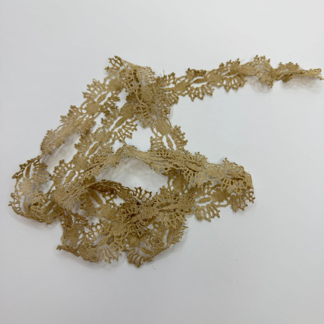 1" (25mm) Antique Scalloped Bobbin Lace Trim - Cream - 1M Bundle - True Deadstock supplies Fabric by private - Sustainable Textile | FABCYCLE