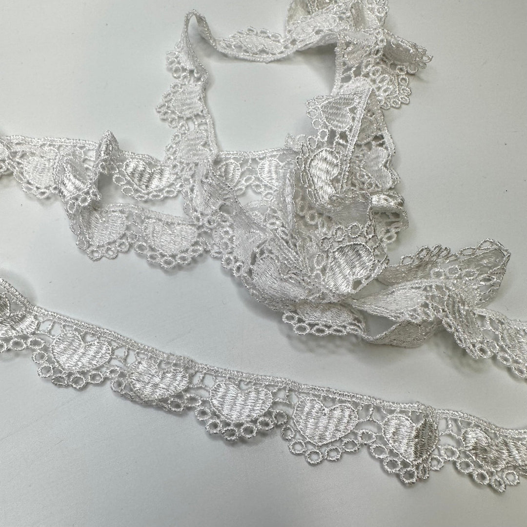 1" (25mm) Scalloped Lace Trim - White - 1.85M Bundle - True Deadstock supplies Fabric by private - Sustainable Textile | FABCYCLE