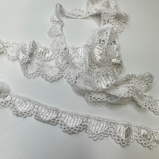 1" (25mm) Scalloped Lace Trim - White - 1.85M Bundle - True Deadstock supplies Fabric by private - Sustainable Textile | FABCYCLE