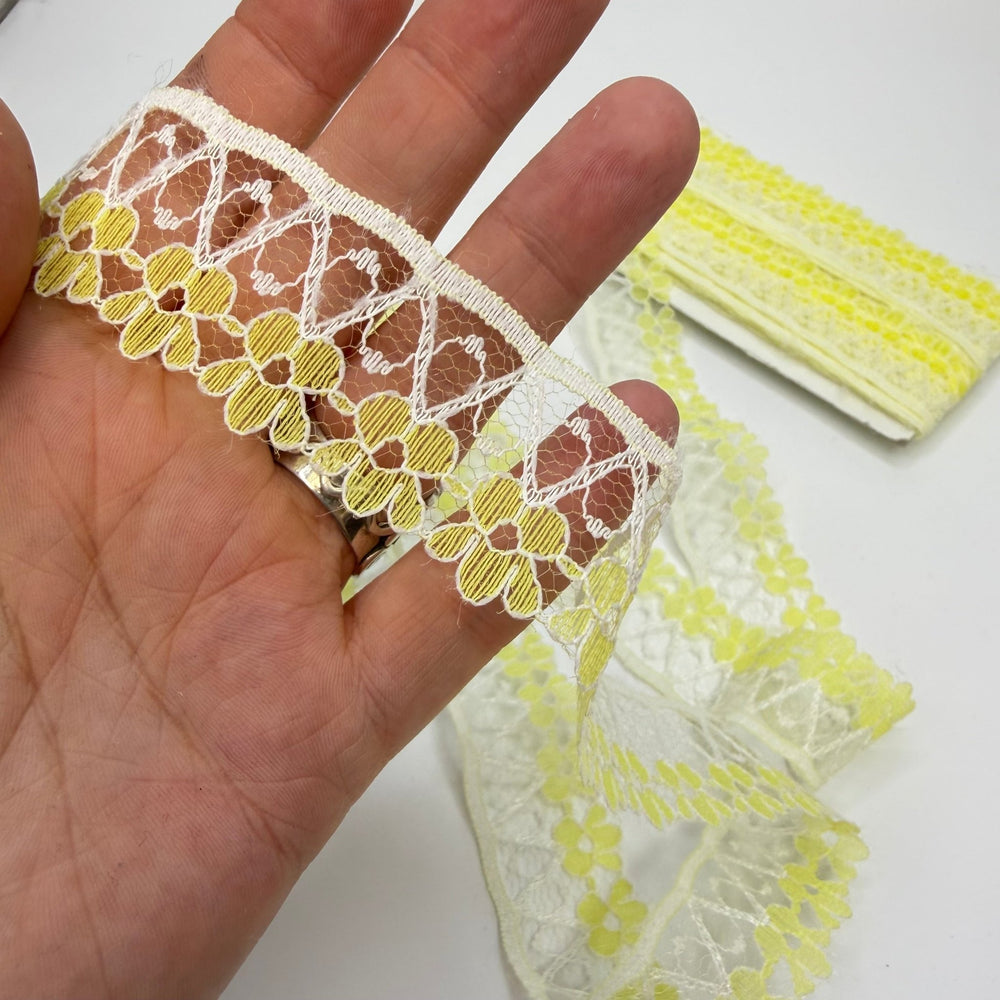 1 ⅛" (29mm) Vintage Scalloped Mesh Lace Trim - White/Yellow - 6M Bundle - True Deadstock supplies Fabric by private - Sustainable Textile | FABCYCLE