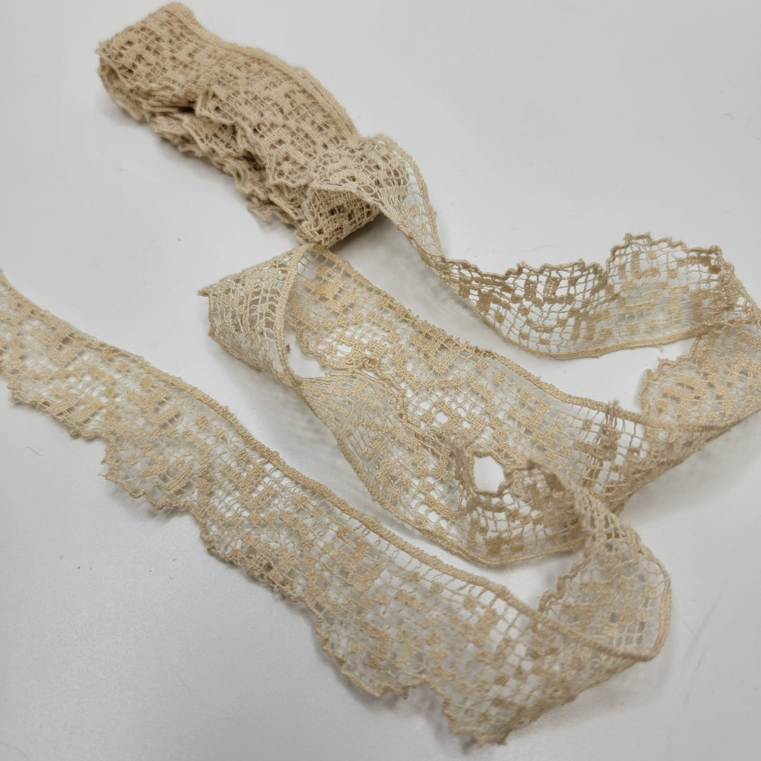 1 ¼" (32mm) Vintage/Hand Made Scalloped Bobbin Lace Trim - Cream - 1.75M Bundle - True Deadstock supplies Fabric by private - Sustainable Textile | FABCYCLE