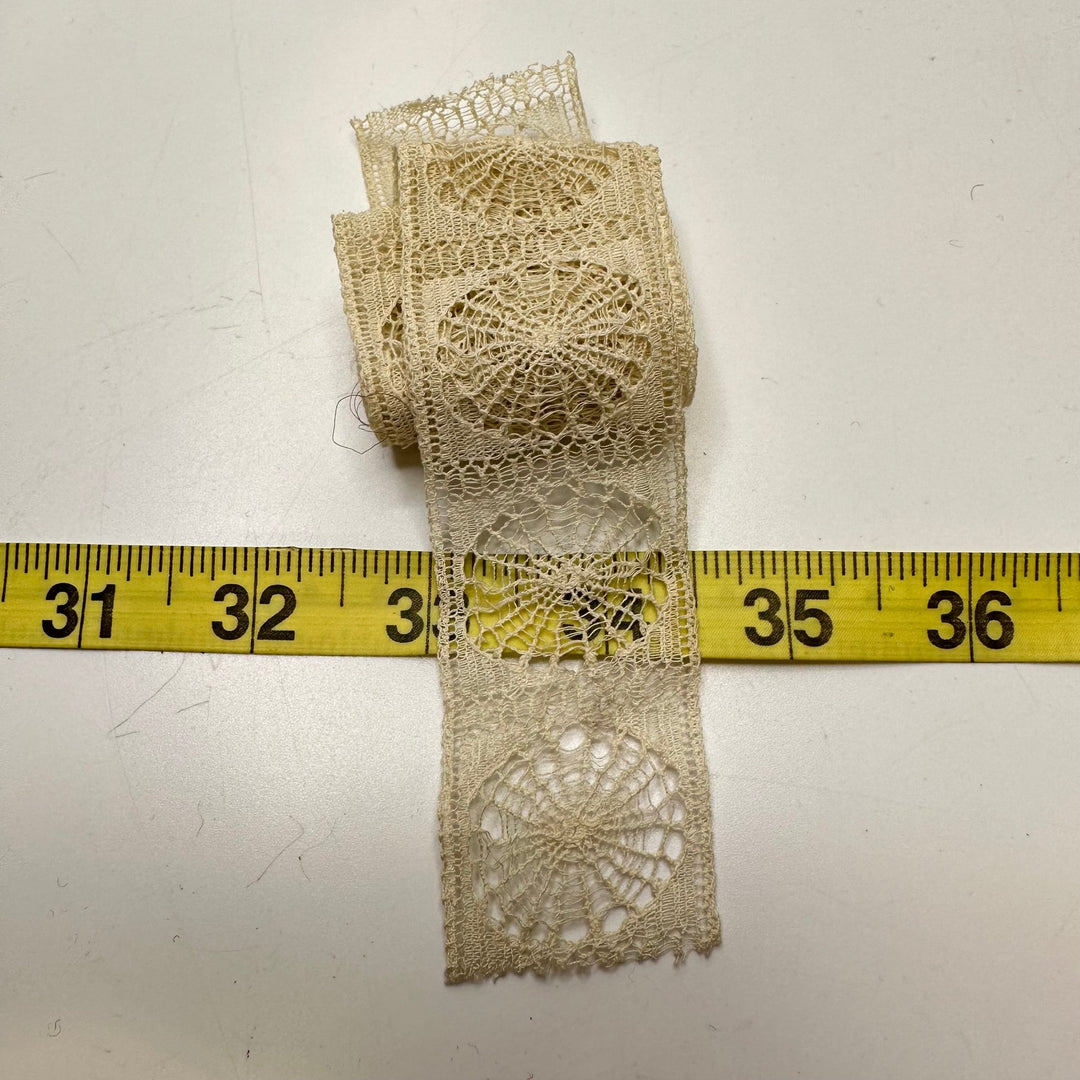 1 ⅜" (35mm) Vintage Bobbin Lace Trim - Light Beige - 1M Bundle - True Deadstock supplies Fabric by private - Sustainable Textile | FABCYCLE