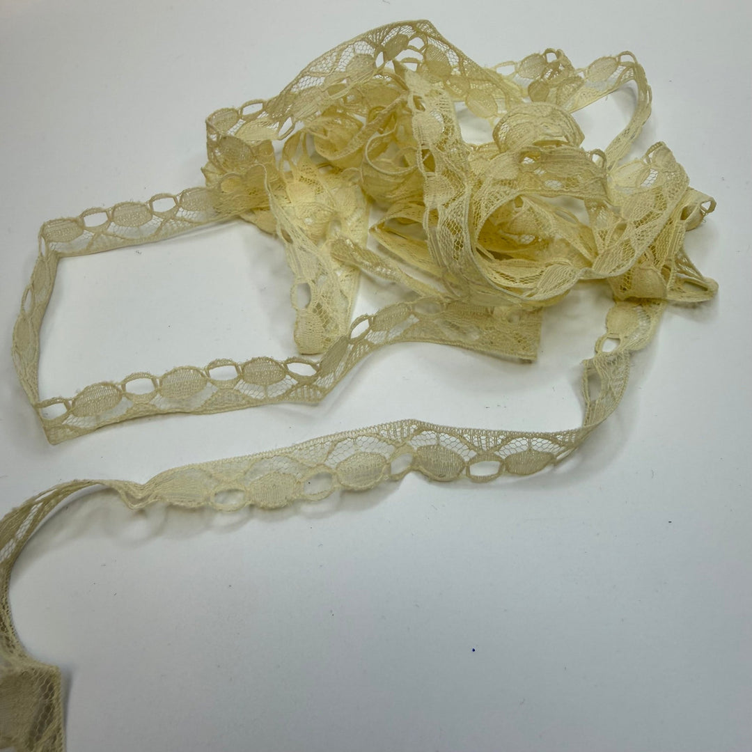 ½" (13mm) Vintage Scalloped Lace Trim - Cream - 0.95M Bundle - True Deadstock supplies Fabric by private - Sustainable Textile | FABCYCLE