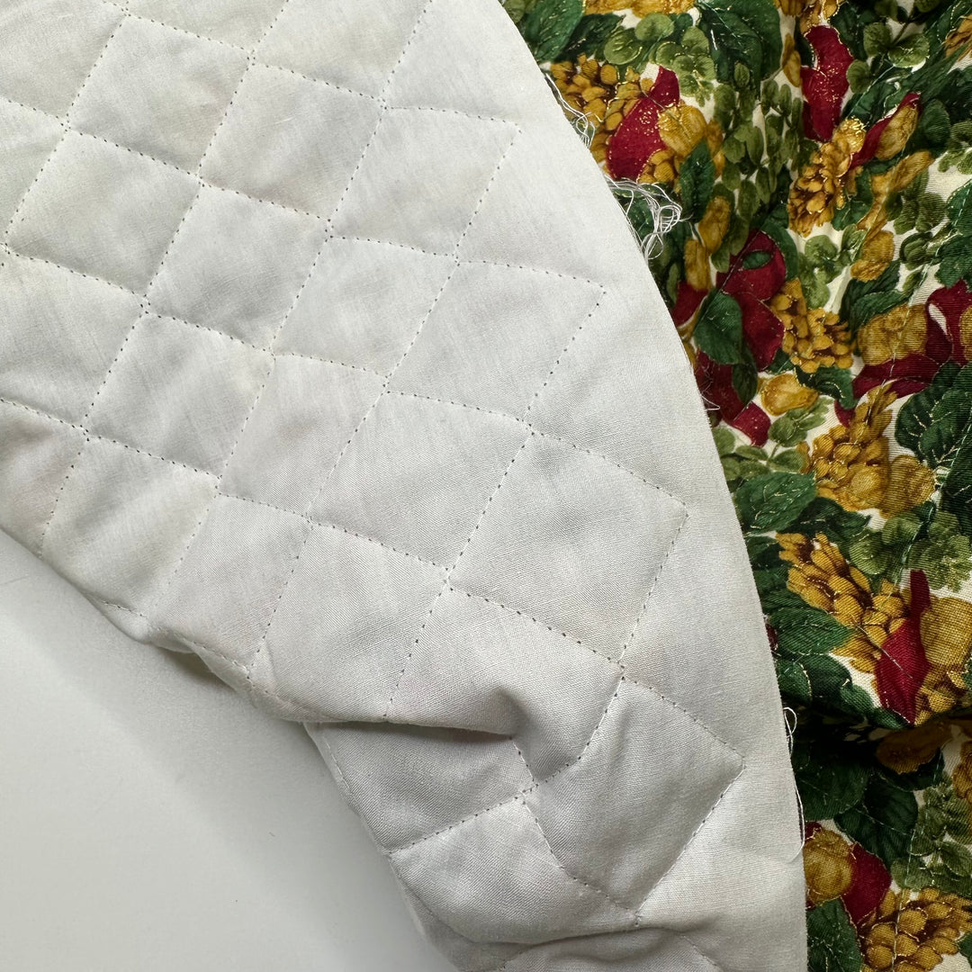 Decorating With Nature - Plain Weave Quilted Batting Cotton/Poly Woven - Green/Red Pine Cones - 2.5M Bundle