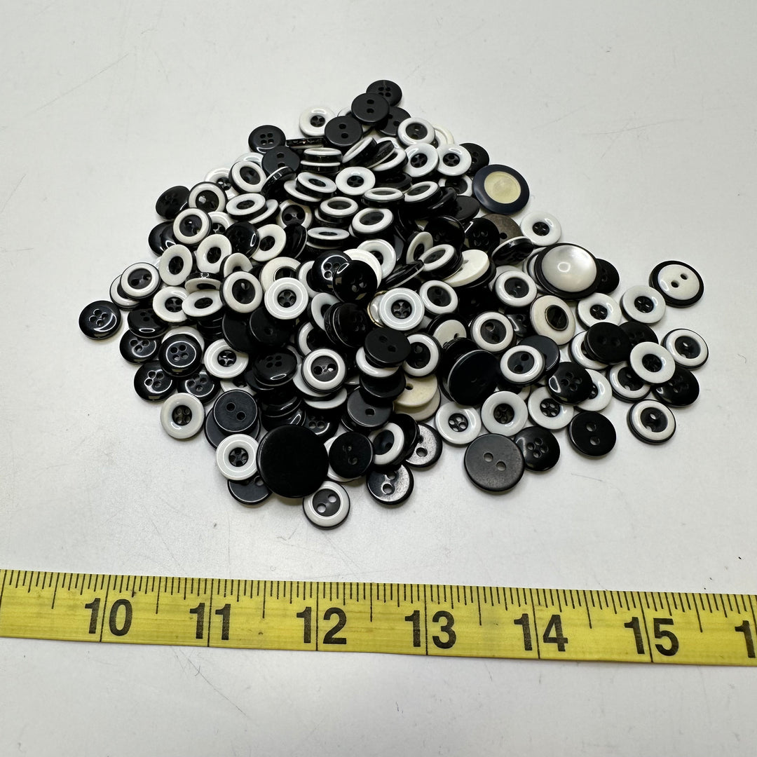 2 Hole Button -  Plastic - Black/White - 100 Pack