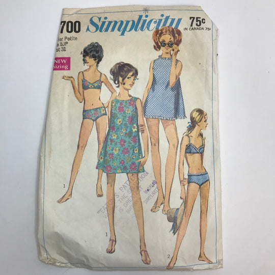 Sewing Pattern - Junior - Simplicity 7700