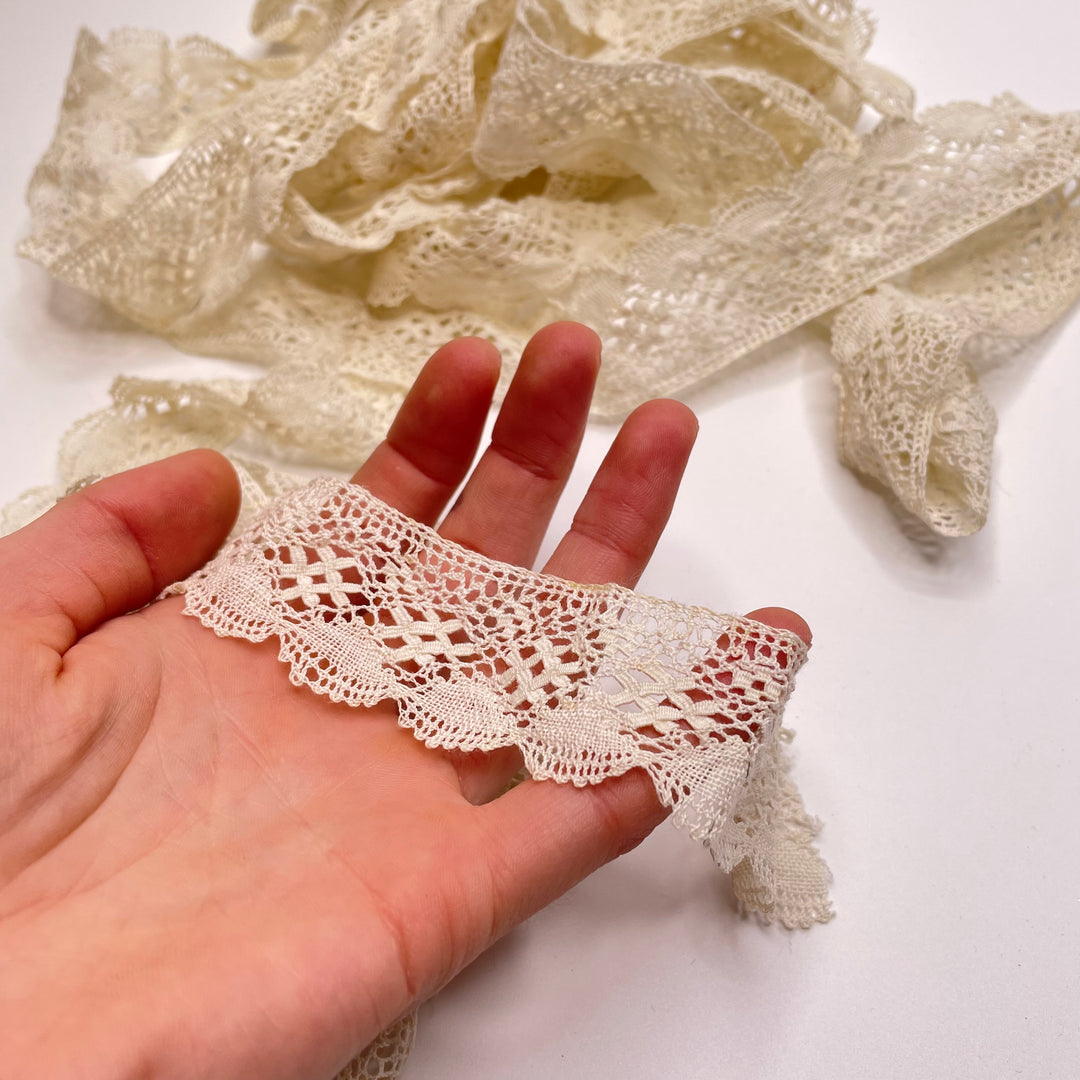 1 ¼" (32mm)  Scalloped  Lace Trim - Cream - 4M Bundle
