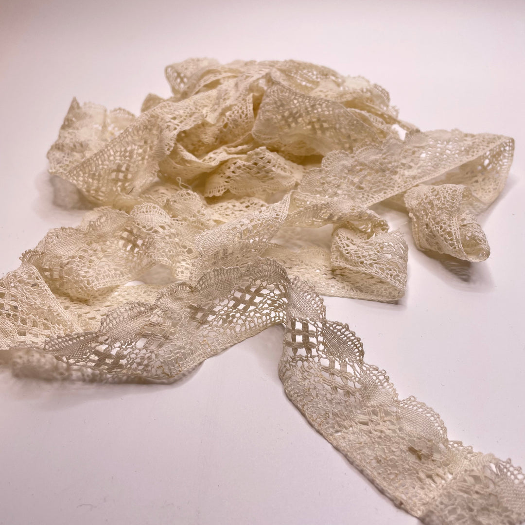 1 ¼" (32mm)  Scalloped  Lace Trim - Cream - 4M Bundle