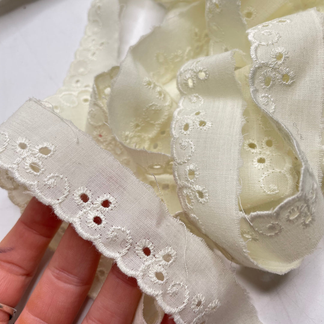1" (25mm) Eyelet Scalloped  Tape Trim - Cream - 3M Bundle