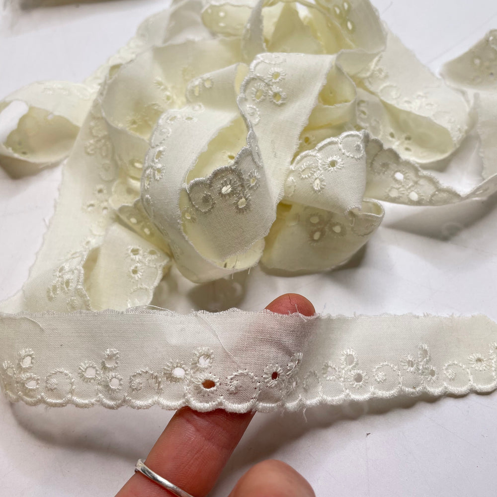 1" (25mm) Eyelet Scalloped  Tape Trim - Cream - 3M Bundle