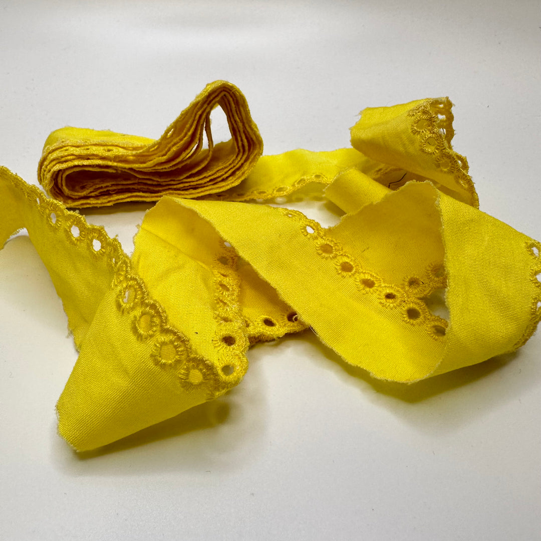 1 ½" (38mm)  Scalloped  Islets Trim - Yellow - 2.5M Bundle