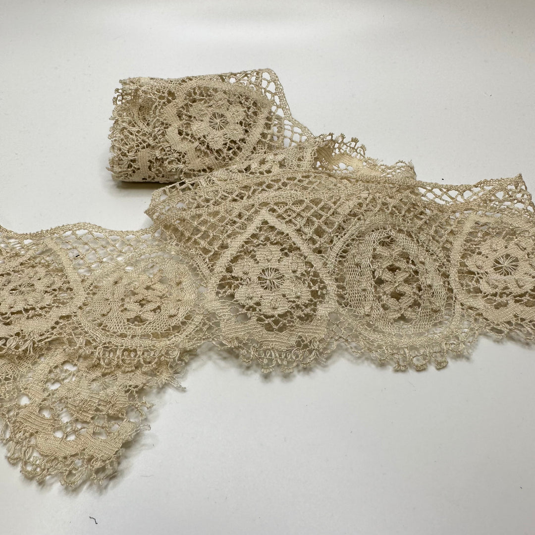 3" (76mm) Vintage/Hand Made Scalloped Bobbin Lace Trim - Light Beige - 2.3M Bundle