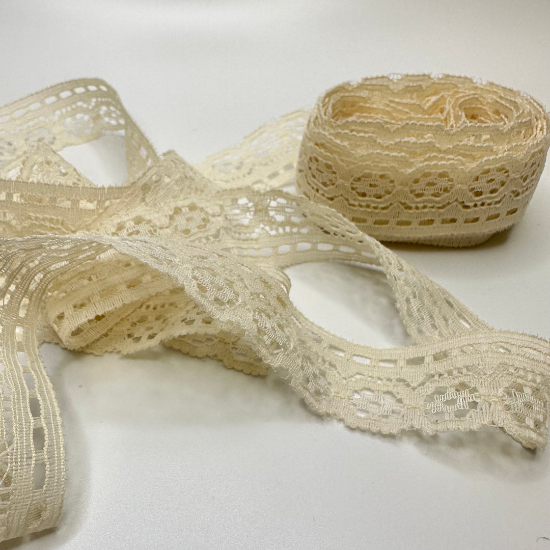 1 ¼" (32mm)  Scalloped  Lace Trim - Cream - 5.4M Bundle