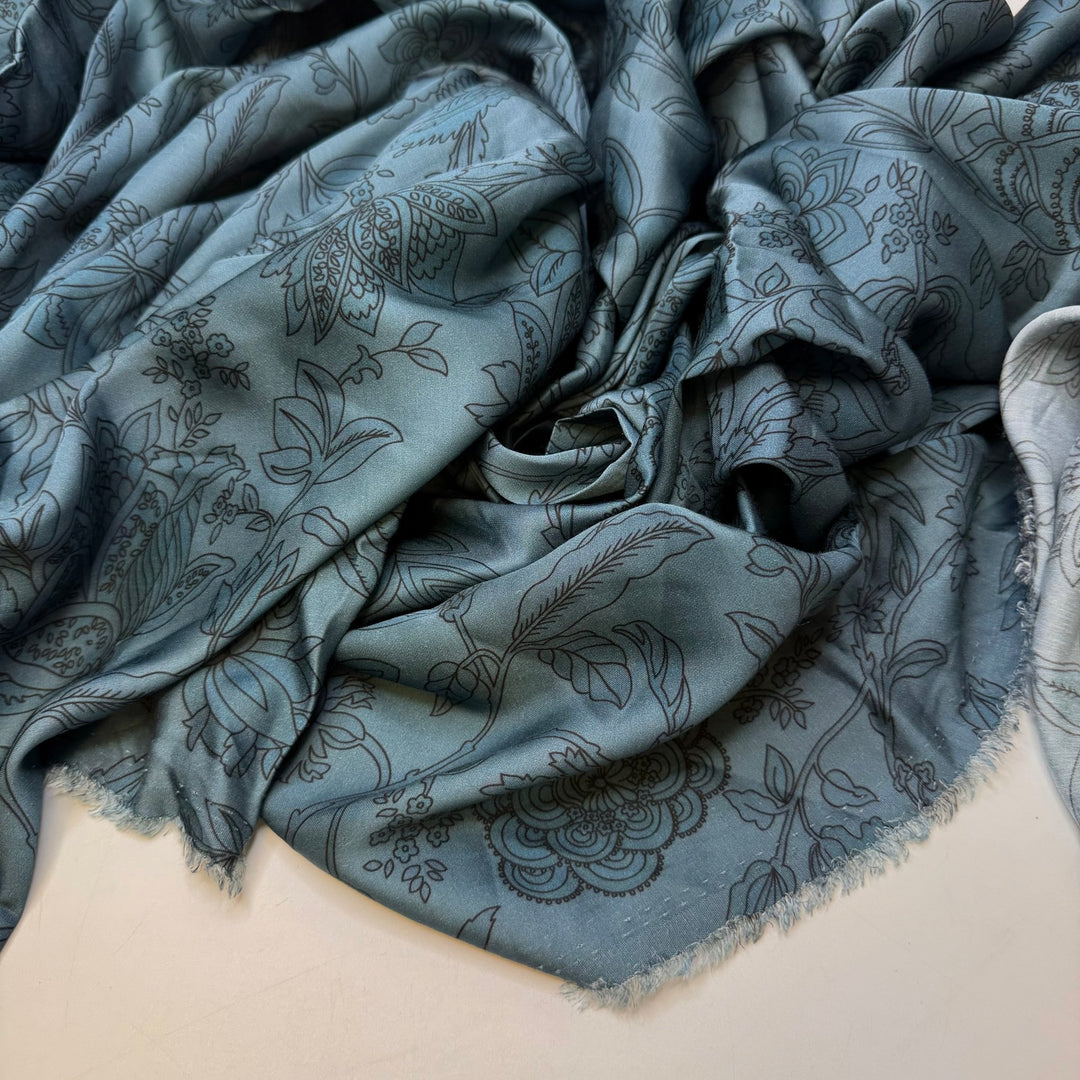 Parabola - Cotton Blend Woven - Dark Blue Floral - 2M Bundle - True Deadstock fabric Fabric by private - Sustainable Textile | FABCYCLE