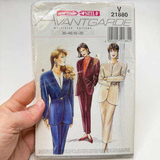 Sewing Pattern - Womenswear - Avantgarde 21880 - True Deadstock supplies Fabric by private - Sustainable Textile | FABCYCLE