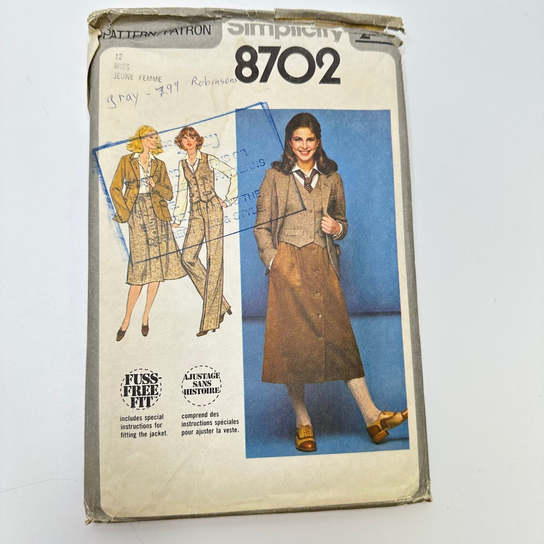 Sewing Pattern - Womenswear - Simplicity 8702 - True Deadstock supplies Fabric by private - Sustainable Textile | FABCYCLE