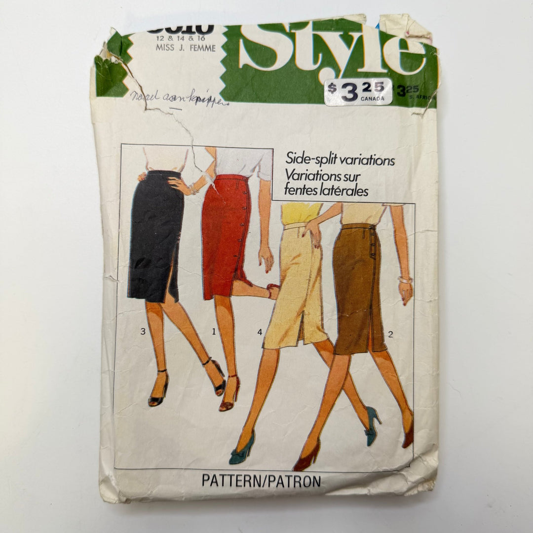Sewing Pattern - Womenswear - Style 3010 - True Deadstock supplies Fabric by private - Sustainable Textile | FABCYCLE