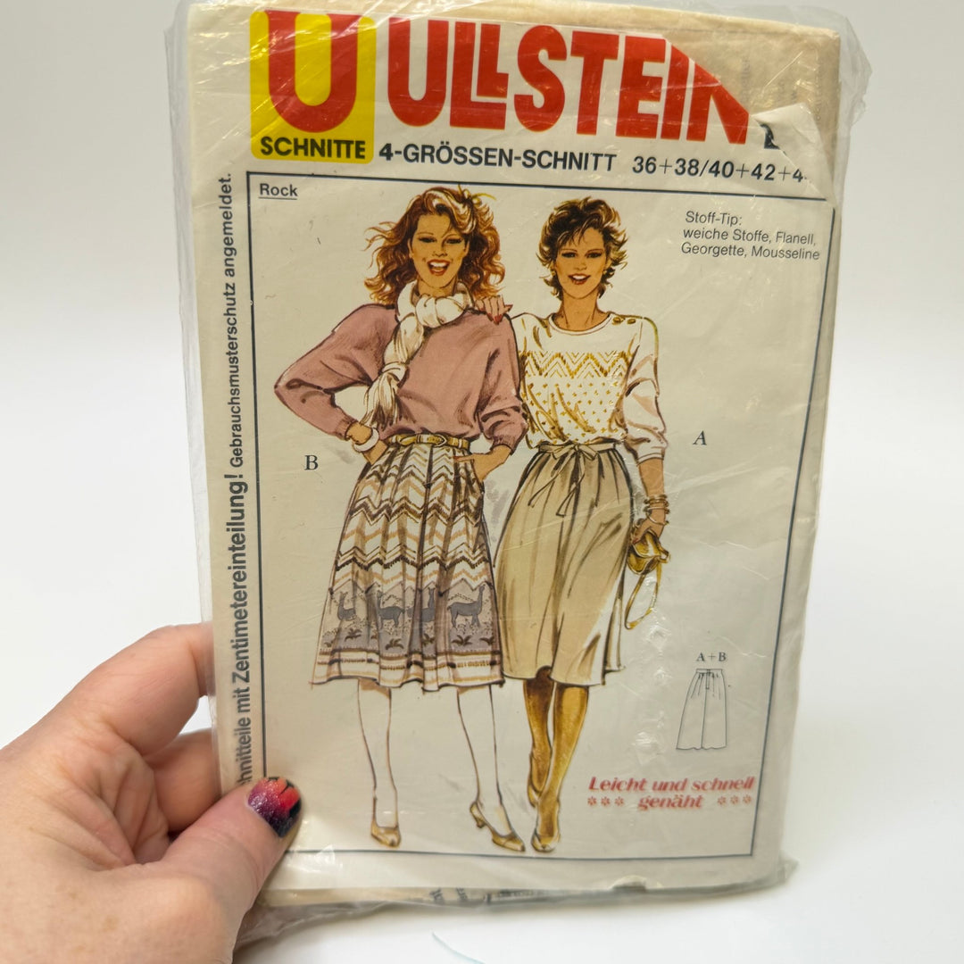 Sewing Pattern - Womenswear - Ullstein 9329 - True Deadstock supplies Fabric by private - Sustainable Textile | FABCYCLE