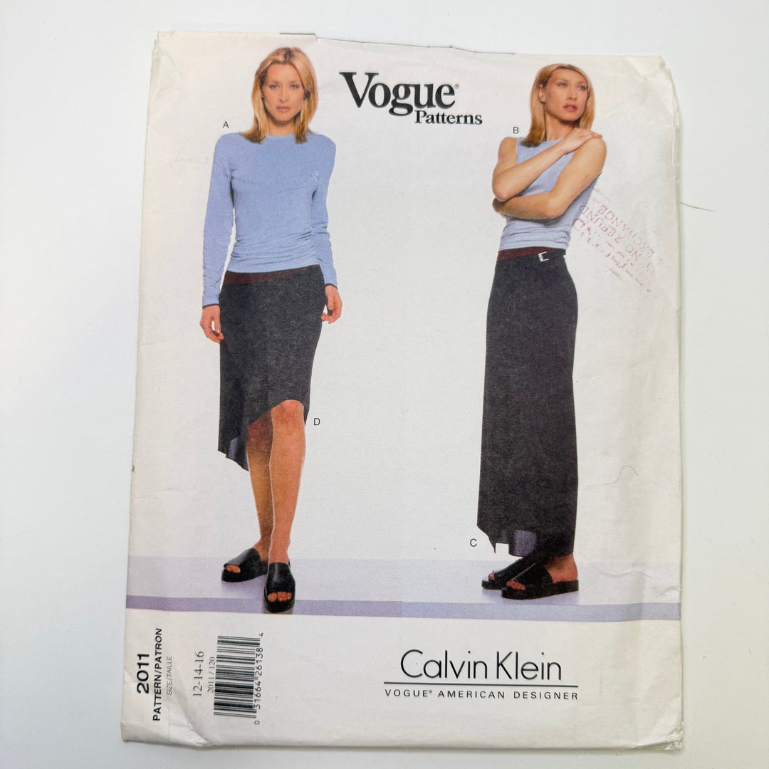Sewing Pattern - Womenswear - Vogue 2011 - True Deadstock supplies Fabric by private - Sustainable Textile | FABCYCLE