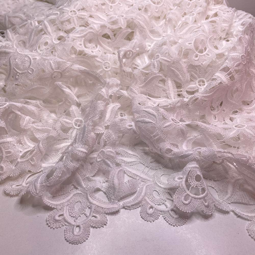 Daisy Chain - Lace Polyester Blend Knit - White Floral - 4.5M Bundle