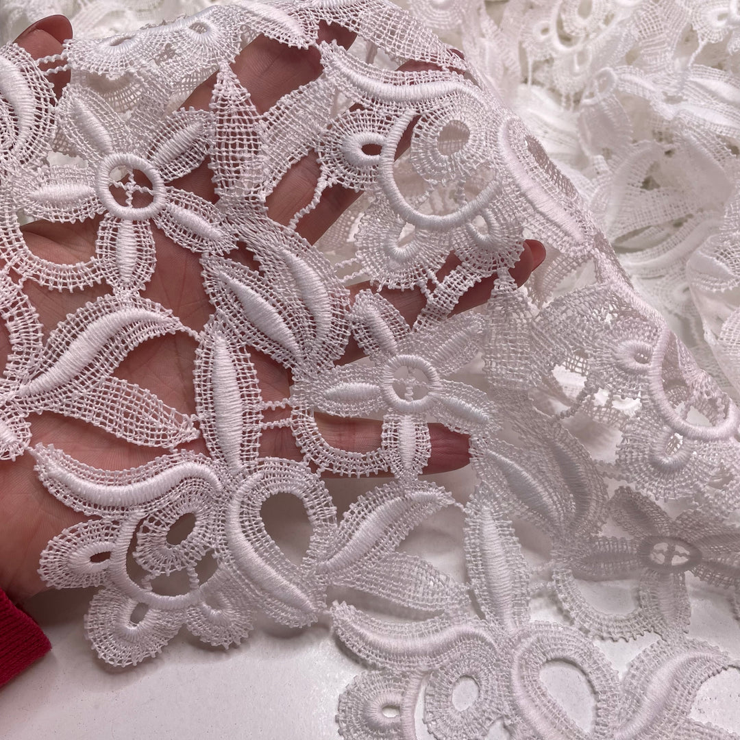 Daisy Chain - Lace Polyester Blend Knit - White Floral - 4.5M Bundle