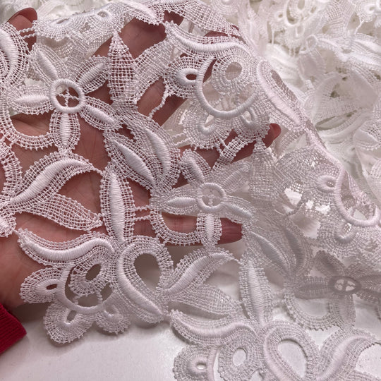 Daisy Chain - Lace Polyester Blend Knit - White Floral - 4.5M Bundle
