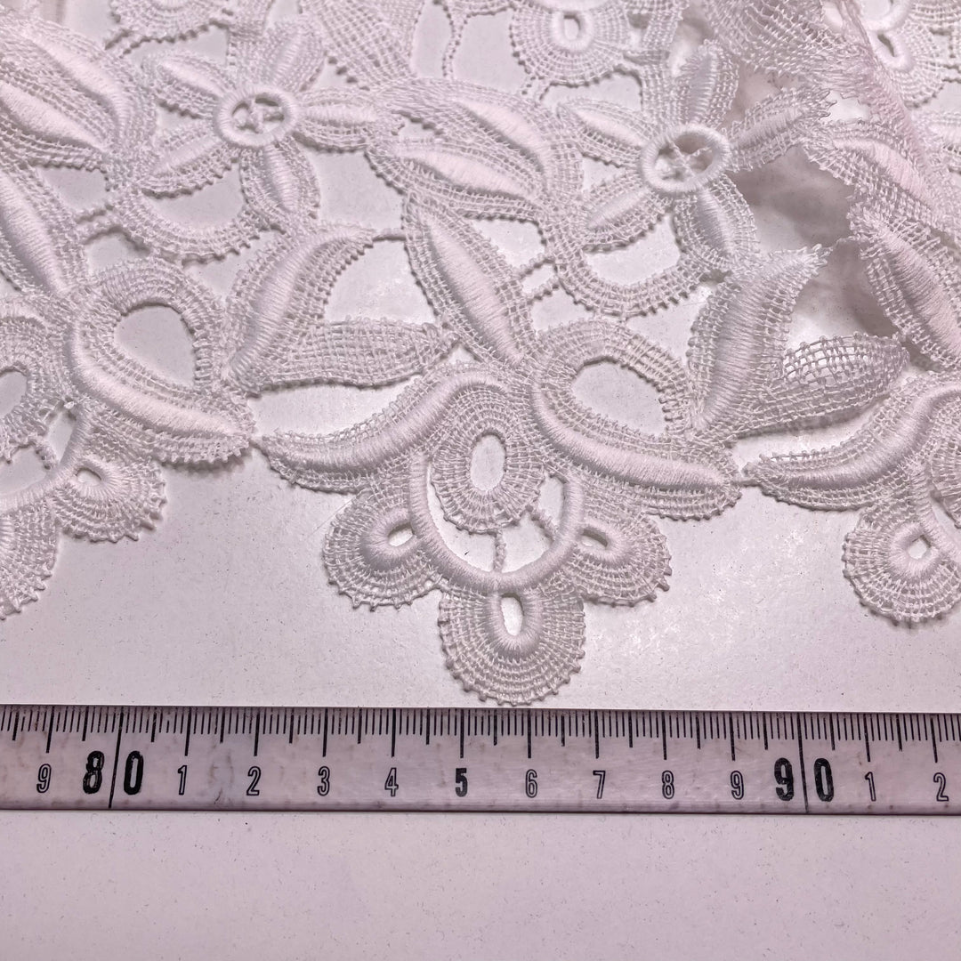 Daisy Chain - Lace Polyester Blend Knit - White Floral - 4.5M Bundle