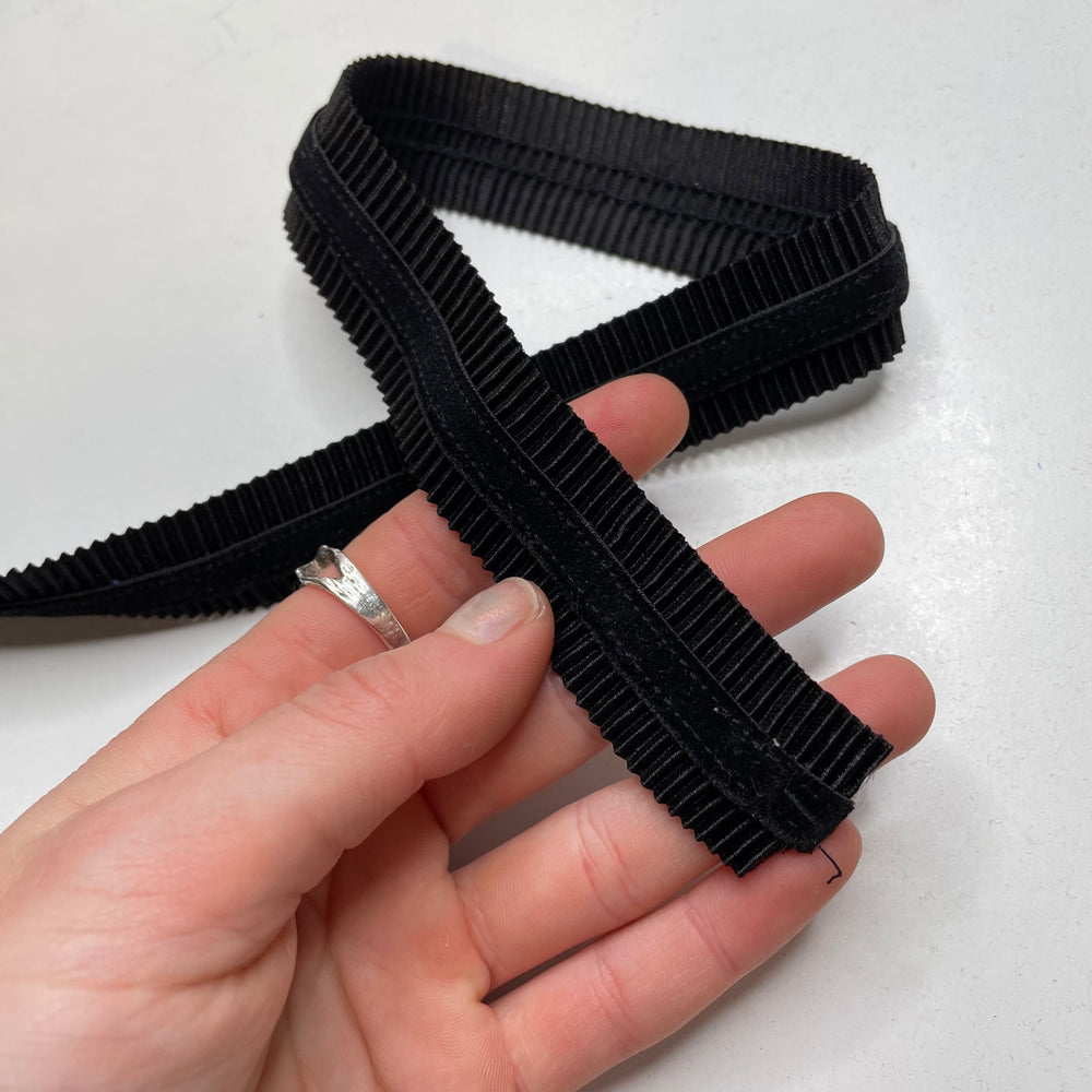 1" Plush Accordion Elastic - Black - 1M
