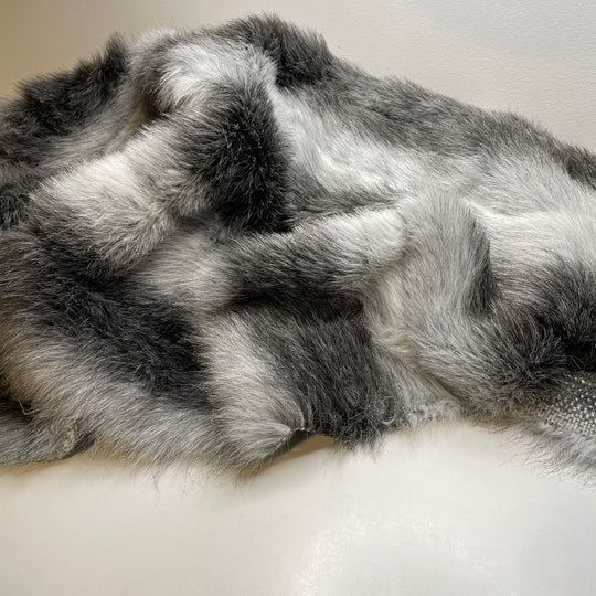 UB - White Fang - Medium Hair Faux Fur Acrylic Blend Knit - Grey/White - 1M Bundle - FABCYCLE Deadstock and Sustainble Fabrics and Sewing Supplies
